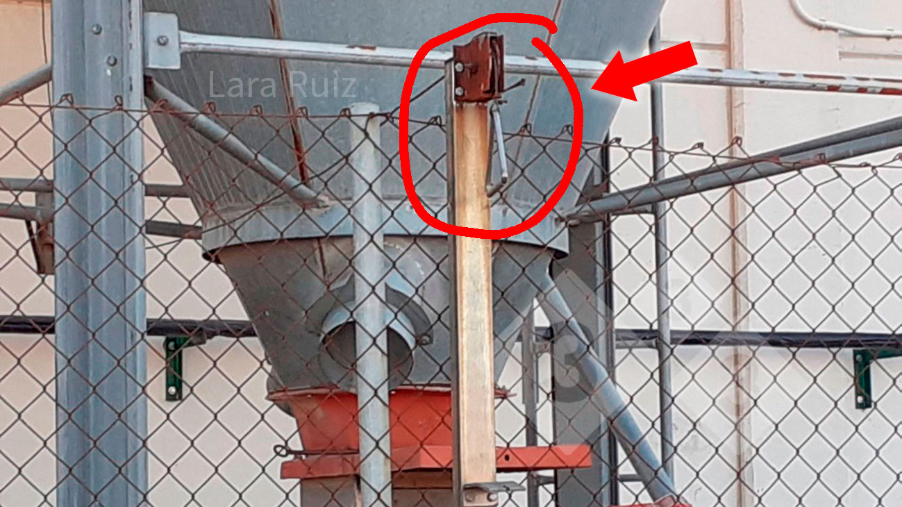 <p>Foto 2: Der Biosicherheitszaun muss das &Ouml;ffnen und Schlie&szlig;en von Futterbeh&auml;ltern von au&szlig;en erm&ouml;glichen. Foto mit freundlicher Genehmigung von Lara Ruiz.</p>
